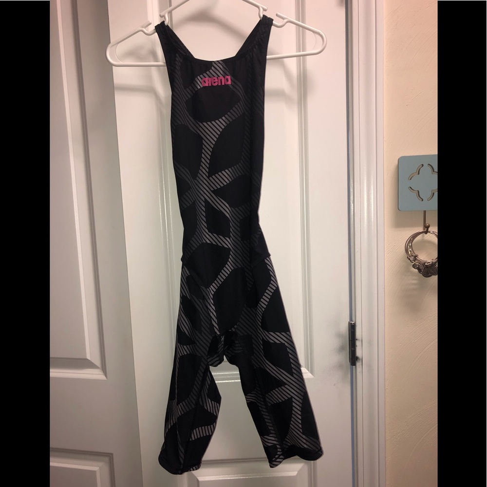 Arena size 32 Kneeskin / Tech Suit